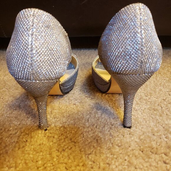 NEW NO BOX-Caparros Women's Baldwin Platform Pump
SILVER 
6M US
Never worn - Picture 6 of 11